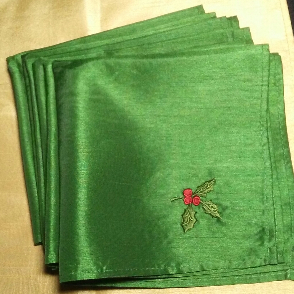 6 holiday green napkins